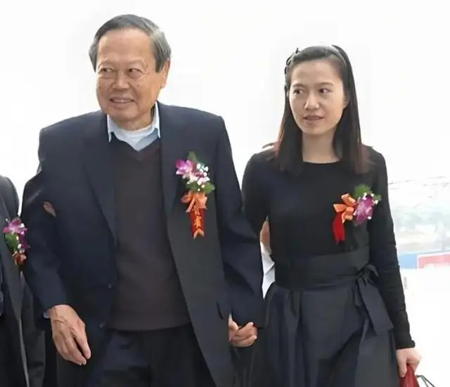 演都不演了！杨振宁去世仅5天，恶心的事情发生了，结局大快人心