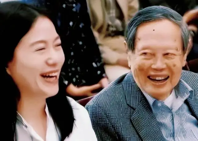 演都不演了！杨振宁去世仅5天，恶心的事情发生了，结局大快人心