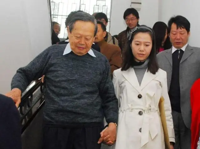 演都不演了！杨振宁去世仅5天，恶心的事情发生了，结局大快人心