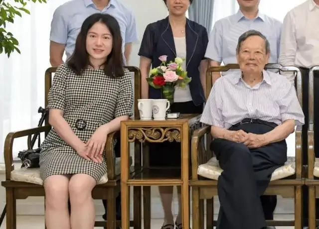 演都不演了！杨振宁去世仅5天，恶心的事情发生了，结局大快人心