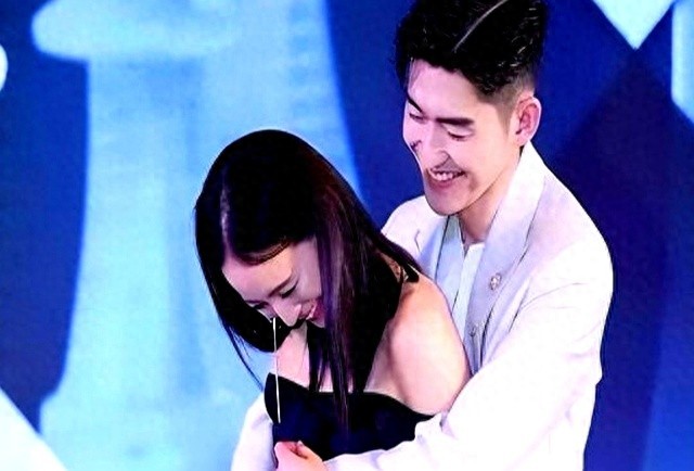 内娱的明星有多离谱，强吻袭胸掀衣服，“假戏真做”太可怕