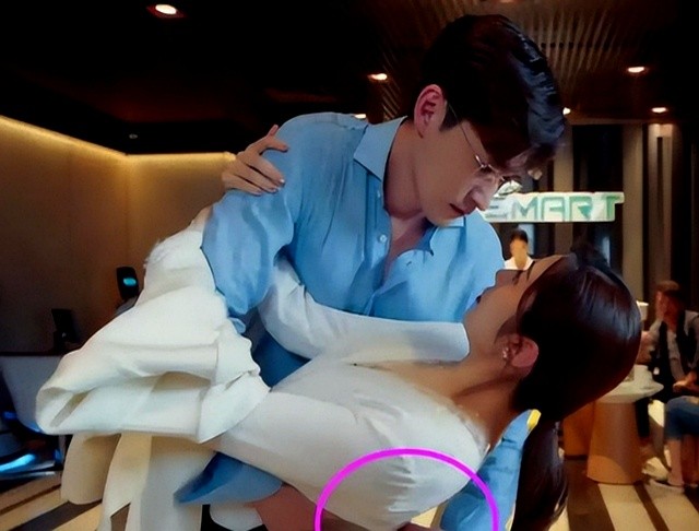 内娱的明星有多离谱，强吻袭胸掀衣服，“假戏真做”太可怕