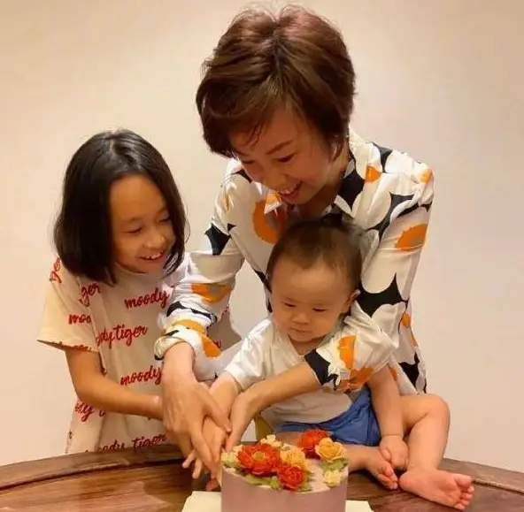 身价300亿富商徐威,宠袁立12年,缘何转身娶奥运冠军张怡宁?