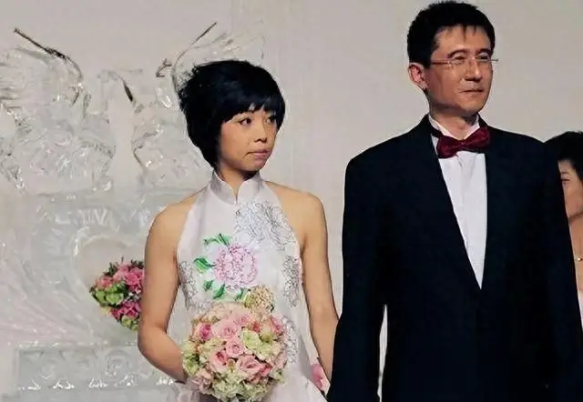 身价300亿富商徐威,宠袁立12年,缘何转身娶奥运冠军张怡宁?