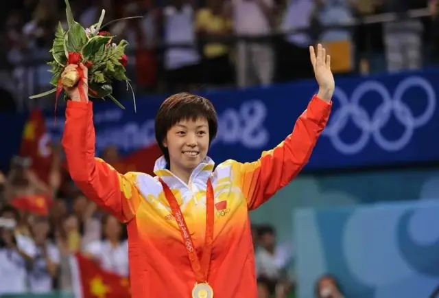 身价300亿富商徐威，宠袁立12年，为何转身迎娶奥运冠军张怡宁？