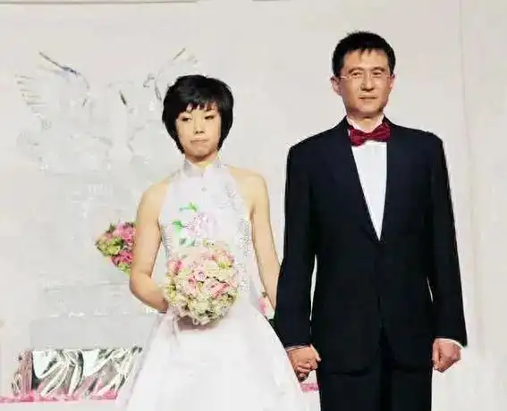 32岁徐威向20岁袁立示爱，赠送两套800万四合院，却遭拒绝