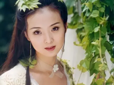 王艳在15亿豪宅带货！神情抑郁疑为夫还债，身家百亿曾遭继子掌掴