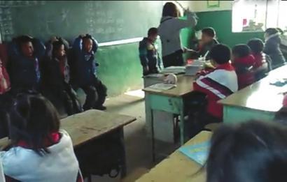 女教师用教棍打学生手心体罚 棍子打断也不停