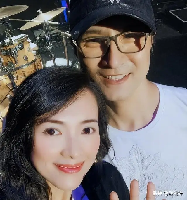 间隔不到2小时，章子怡、汪峰先后发文，网友：终究是森林北输了