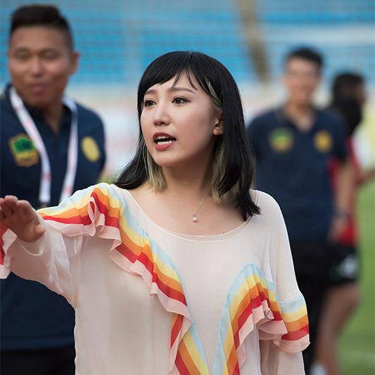 中超球队多了位美女老板，这个时尚圈设计师怎么成了足球人