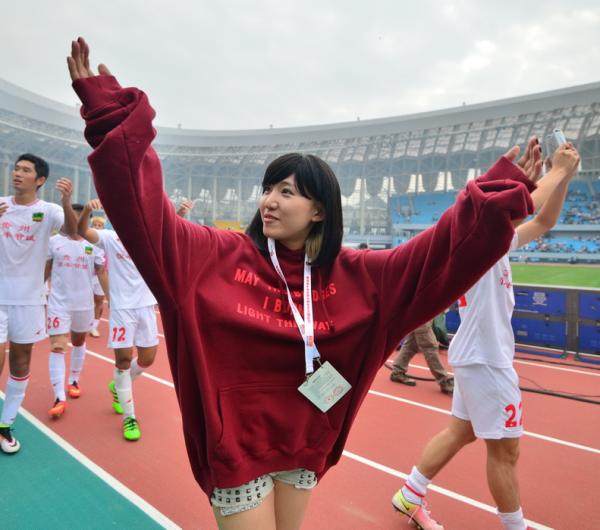 中超球队多了位美女老板，这个时尚圈设计师怎么成了足球人