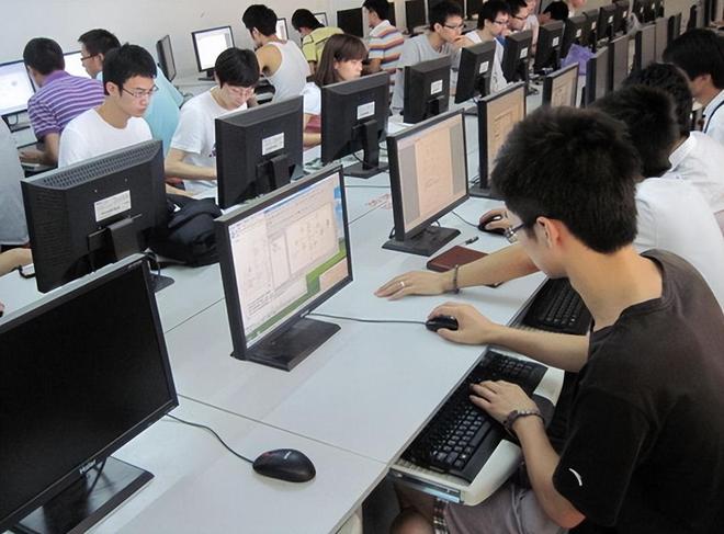 是不是男生更擅长计算机专业?