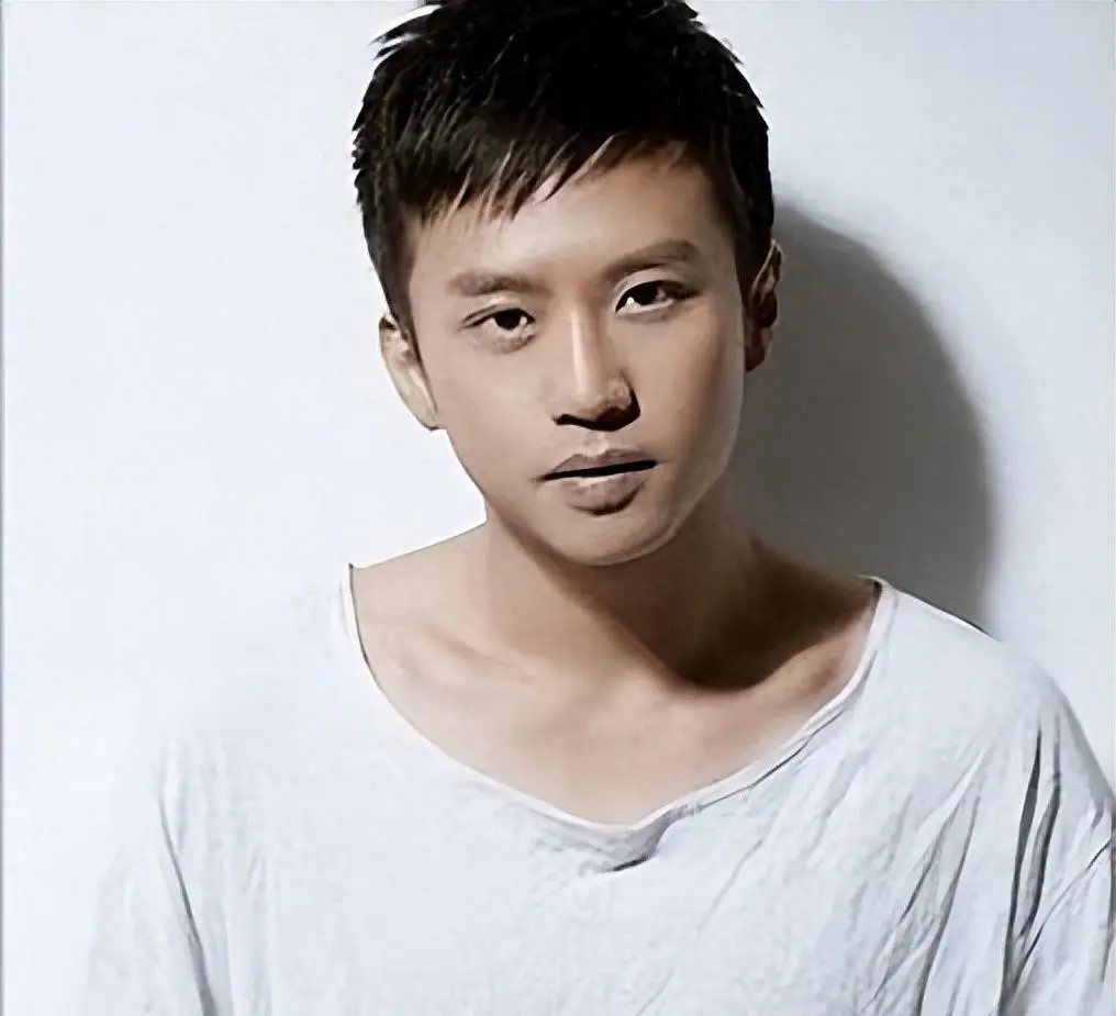 叛逆影帝邓超：抛弃女明星恋车晓，偷吃江一燕被孙俪8000万摆平