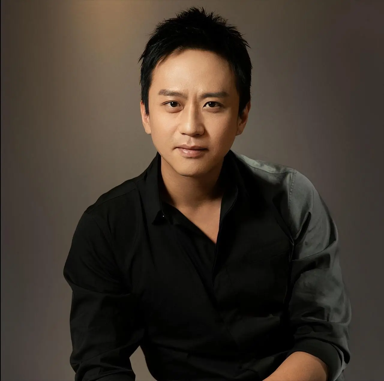 叛逆影帝邓超：抛弃女明星恋车晓，偷吃江一燕被孙俪8000万摆平