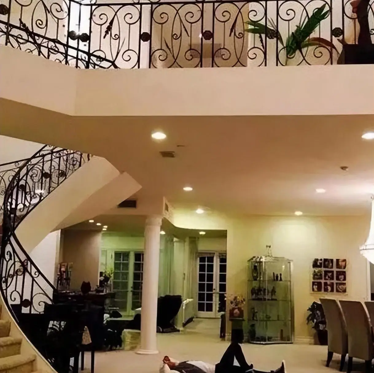 叛逆影帝邓超：抛弃女明星恋车晓，偷吃江一燕被孙俪8000万摆平