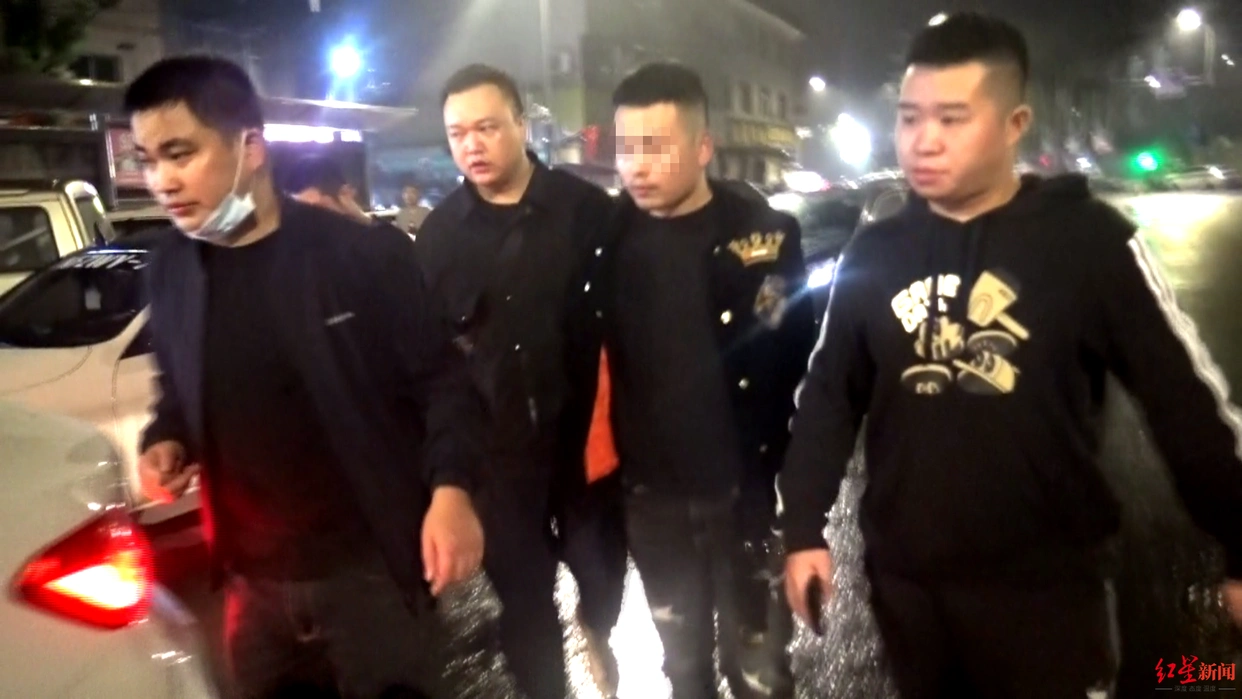 骑自行车“碰瓷”称手机被摔坏索赔，这个作案80多起的碰瓷团伙作案栽了