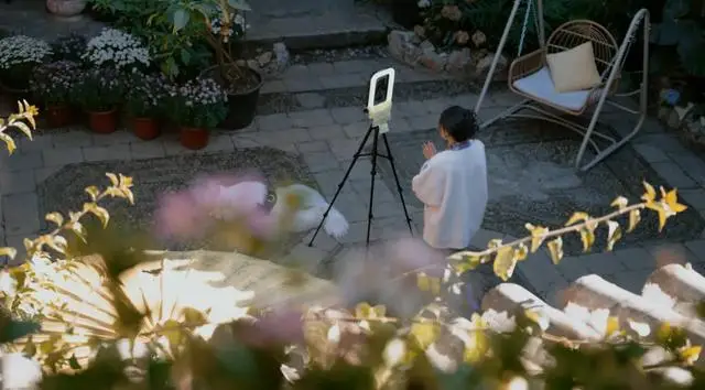 89万粉丝追随的丽江民宿老板娘，靠抖音“慢直播”月销300万