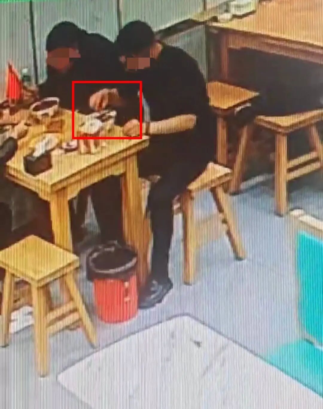 男子向碗里丢异物“碰瓷”餐厅被识破？庆阳店主:幸亏有监控否则就冤了，已报警