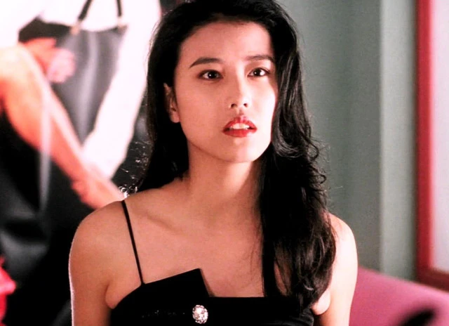 有一次，吕良伟父亲大骂：“你老婆周海媚天天睡到12点，这么懒的女