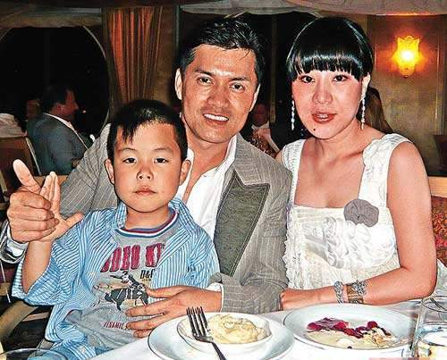 有一次，吕良伟父亲大骂：“你老婆周海媚天天睡到12点，这么懒的女