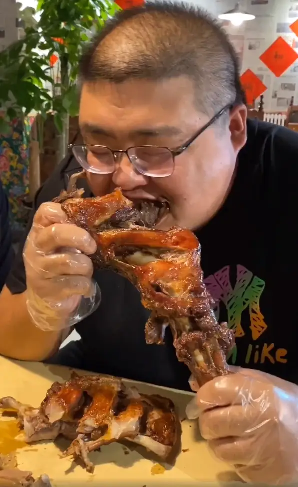 网红泡泡龙去世,红雨老师被质疑推卸责任,悄悄删除差评拉黑网友