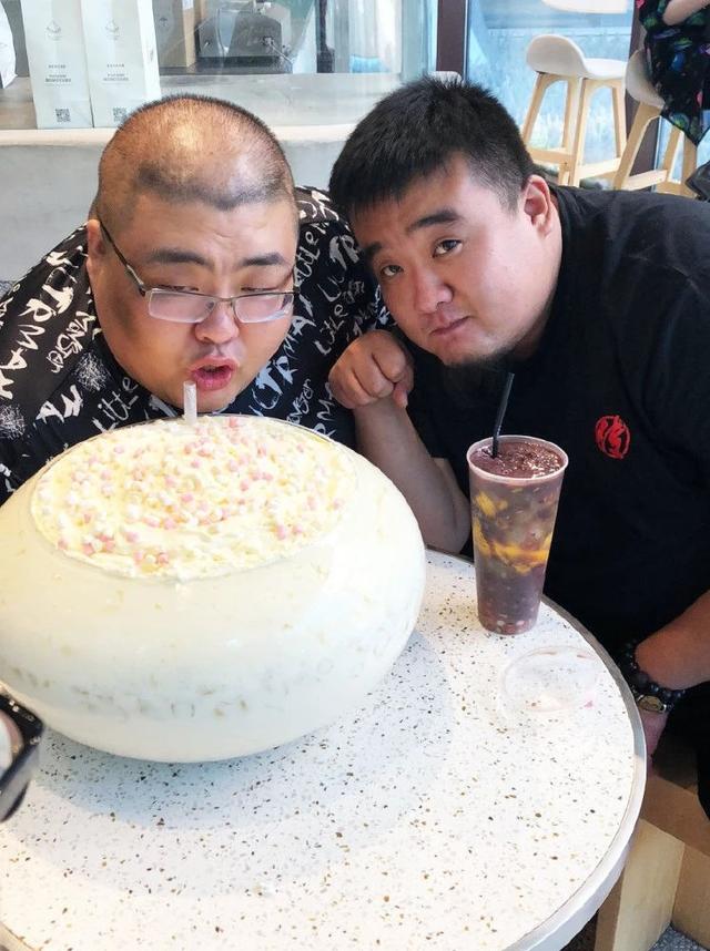 泡泡龙离世，红雨团队难辞其咎，曾吃自助餐吃到吐，体重严重超标