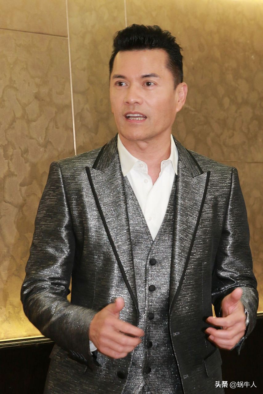 吕良伟携子高调祭祖，身边独缺妻子！是婚姻生变，还是女强人太太另有隐情？