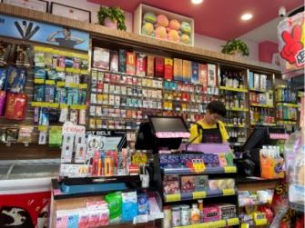 电子烟线下门店逼近未成年人，销售点离学校仅有马路之隔