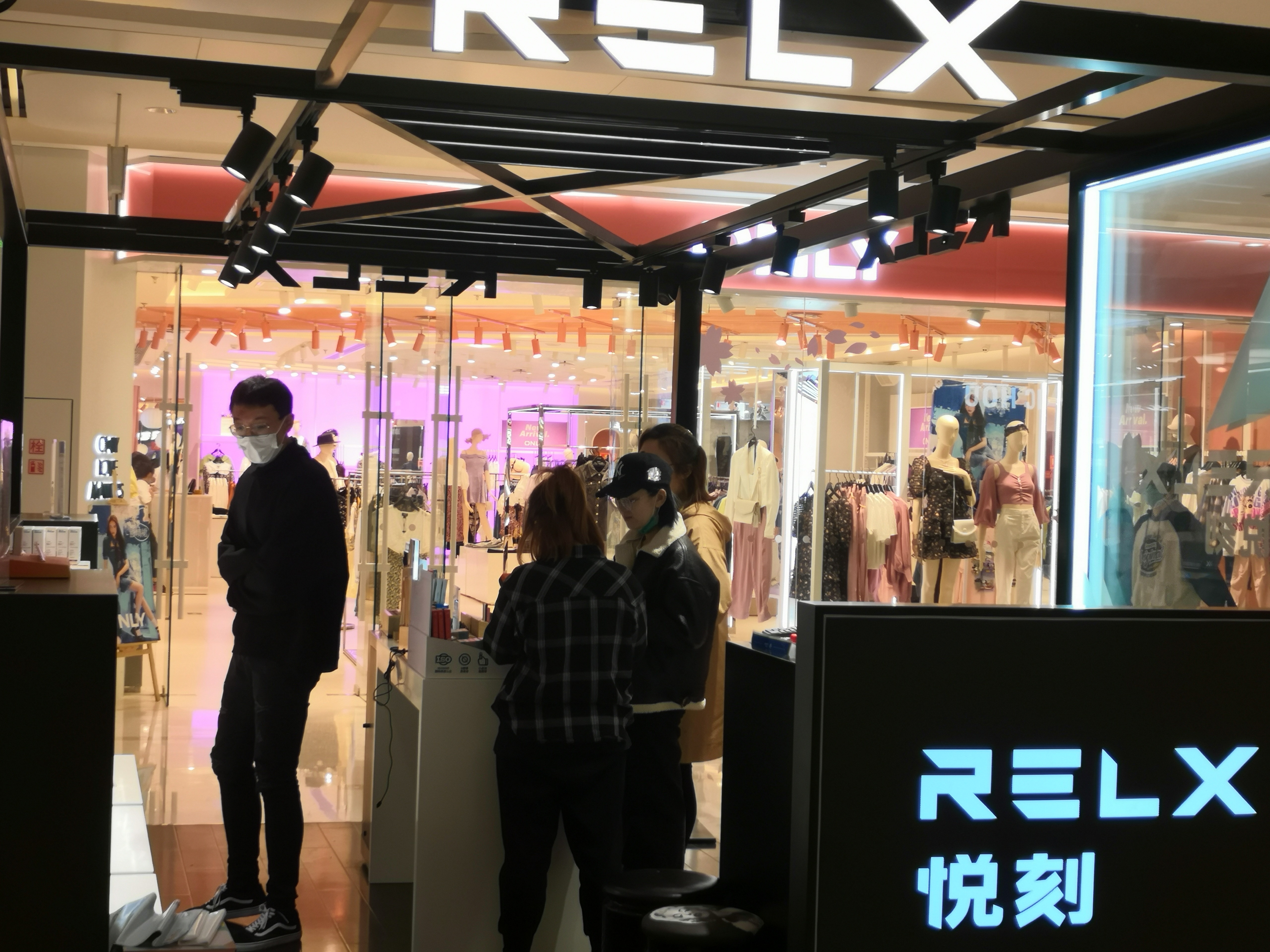 成分没标准、准入没门槛，“时尚”电子烟正泛滥