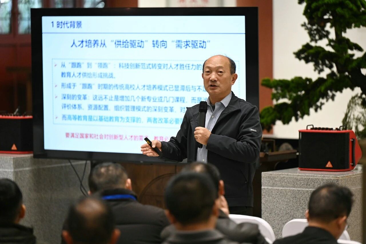 寻找高中特色发展新样态——“面向数智时代·培育创新人才”研讨会在江西南昌举办