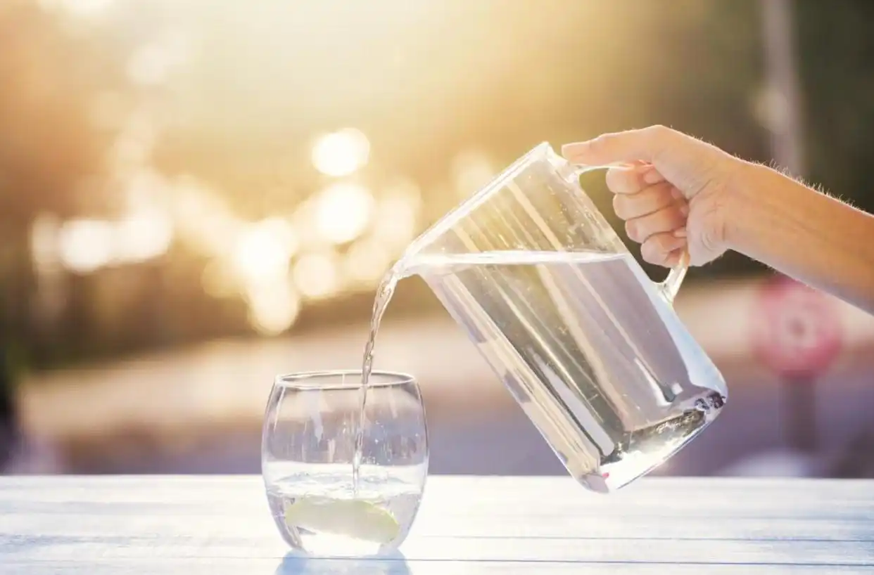 喝水过量真会“水中毒”！英国女子因喝水过多去世，医疗机构致歉