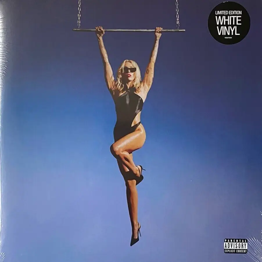 9岁出道、11岁歌影双栖爆红，却因一段视频差点毁掉人生