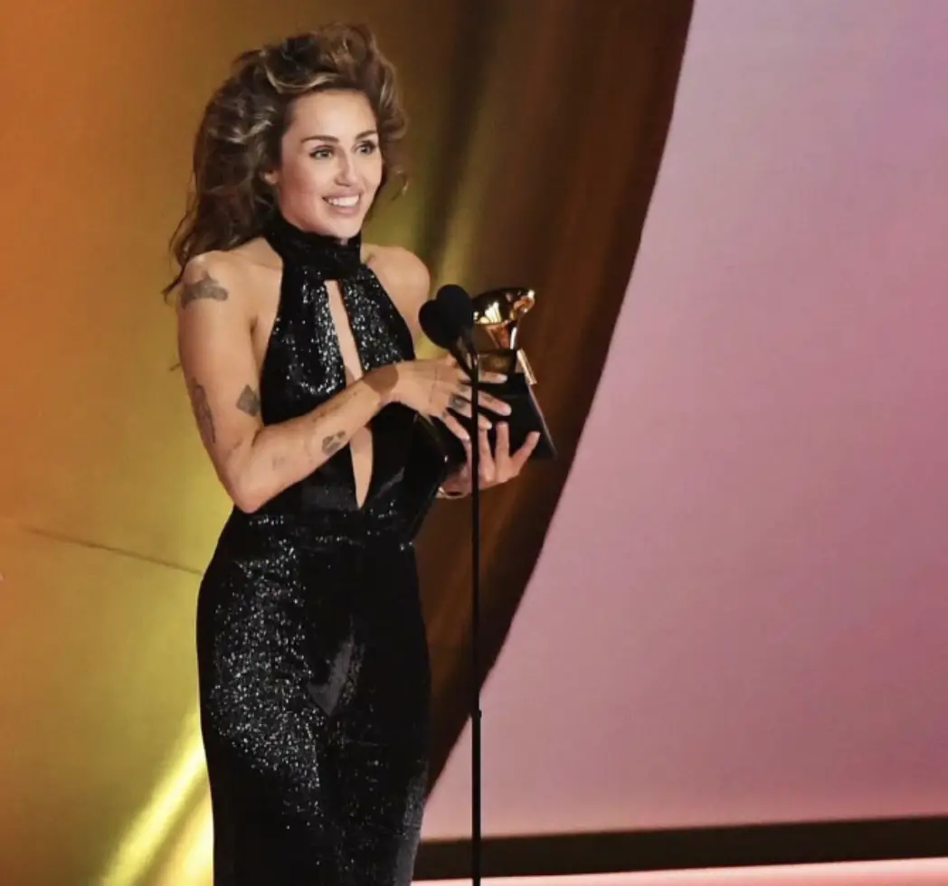 9岁出道、11岁歌影双栖爆红，却因一段视频差点毁掉人生