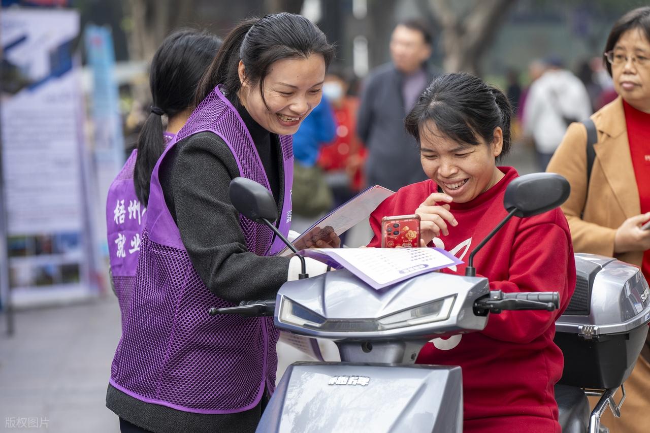 官方明确!2026补贴扩大搭配增收计划,普通人领钱涨薪的机会来了