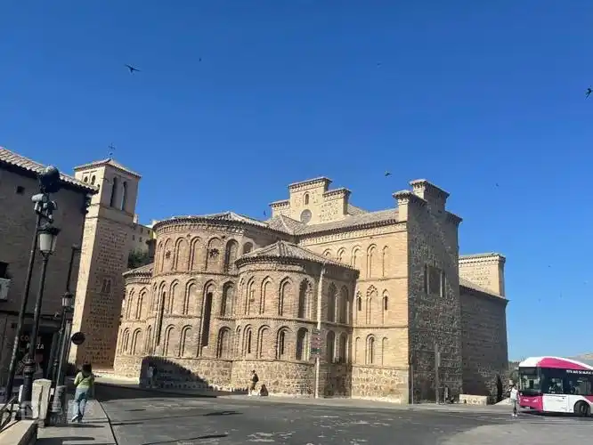 拉什迪遇刺事件背后的文学与宗教交响