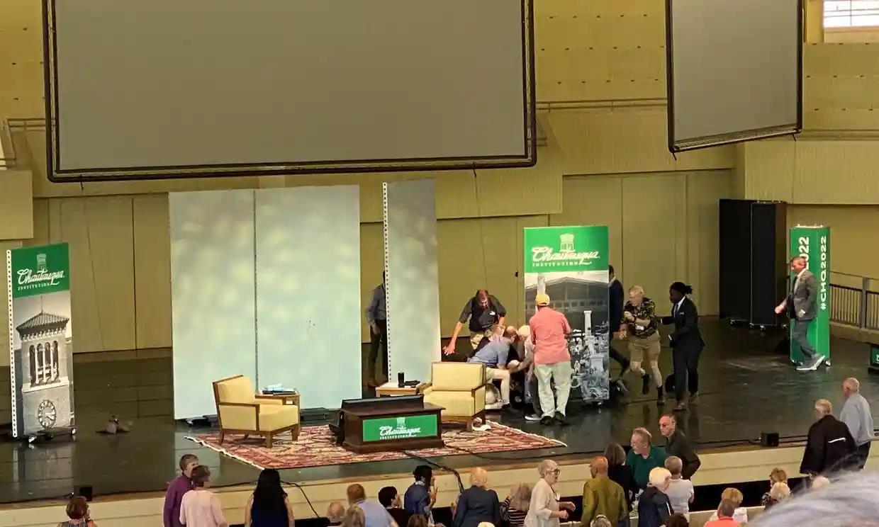 作家拉什迪遇袭续：情况不乐观，仍靠呼吸机维持生命