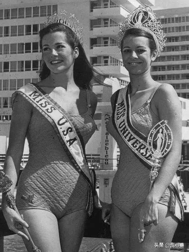 罕见老照片：被迫脱光衣服的女人站在男人堆里，女子门口笑脸迎客