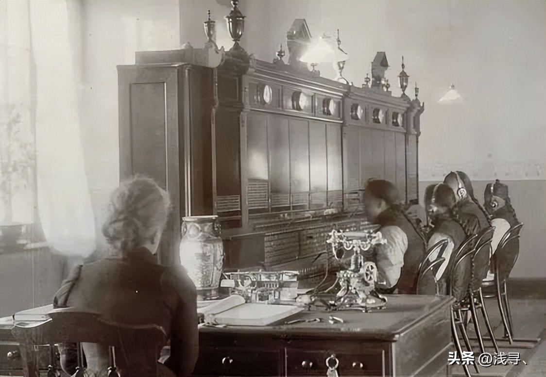 罕见老照片：被迫脱光衣服的女人站在男人堆里，女子门口笑脸迎客