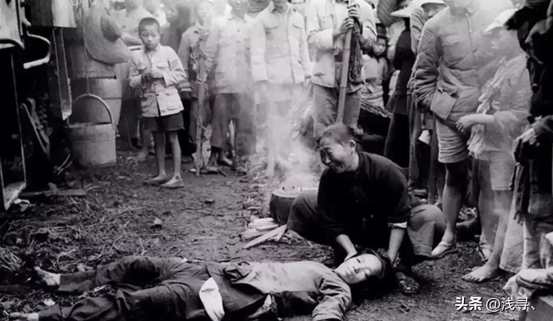 罕见老照片：被迫脱光衣服的女人站在男人堆里，女子门口笑脸迎客