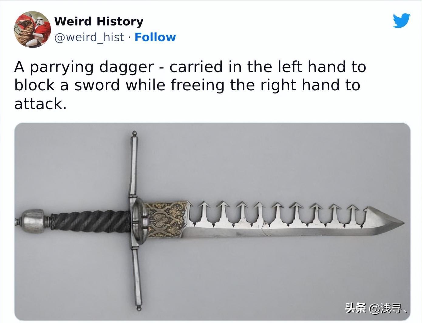 罕见老照片：被迫脱光衣服的女人站在男人堆里，女子门口笑脸迎客