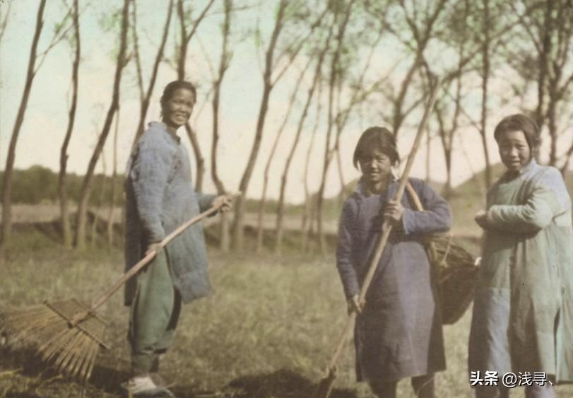 罕见老照片：被迫脱光衣服的女人站在男人堆里，女子门口笑脸迎客