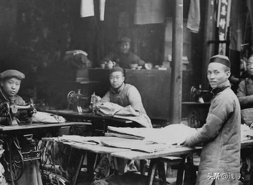 罕见老照片：被迫脱光衣服的女人站在男人堆里，女子门口笑脸迎客