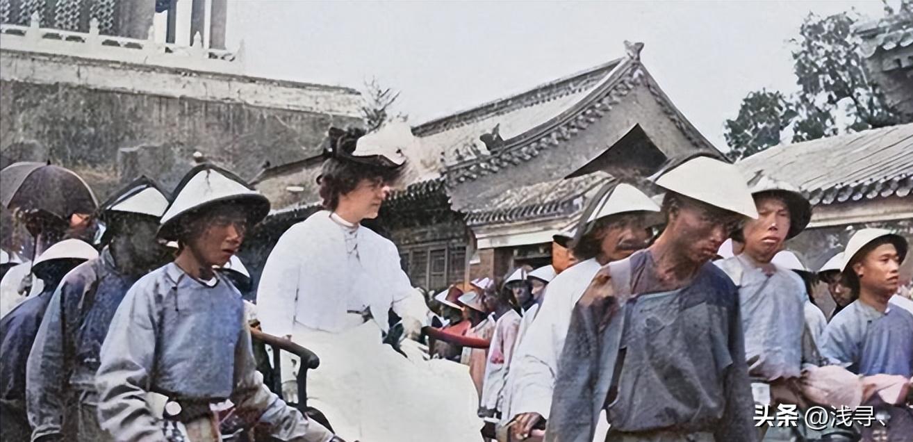 罕见老照片：被迫脱光衣服的女人站在男人堆里，女子门口笑脸迎客