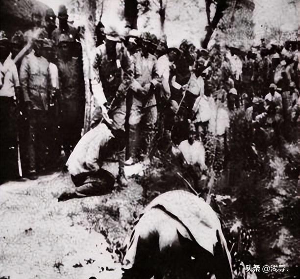 罕见老照片：被迫脱光衣服的女人站在男人堆里，女子门口笑脸迎客