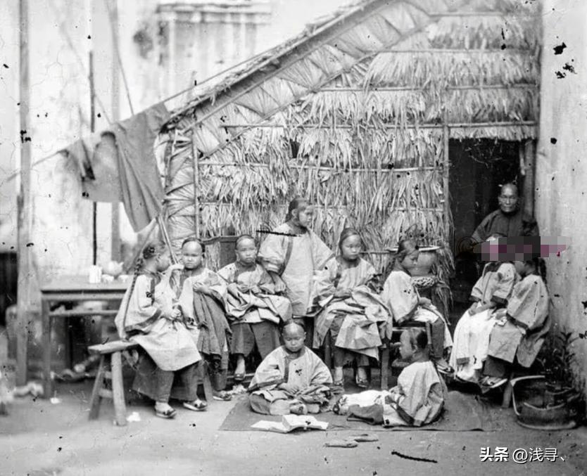 罕见老照片：被迫脱光衣服的女人站在男人堆里，女子门口笑脸迎客