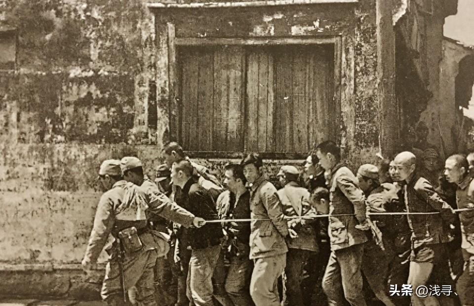 罕见老照片：被迫脱光衣服的女人站在男人堆里，女子门口笑脸迎客
