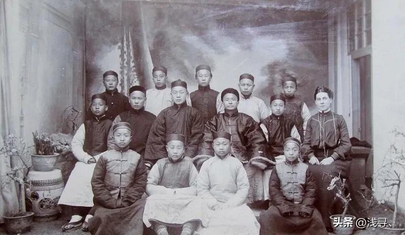 罕见老照片：被迫脱光衣服的女人站在男人堆里，女子门口笑脸迎客