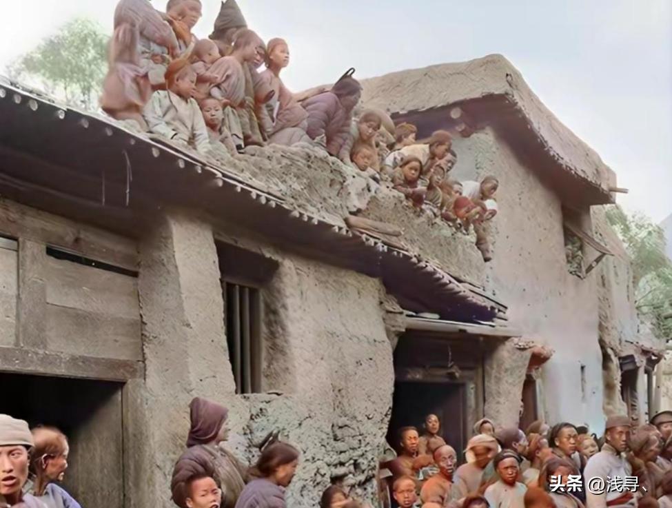 罕见老照片：被迫脱光衣服的女人站在男人堆里，女子门口笑脸迎客