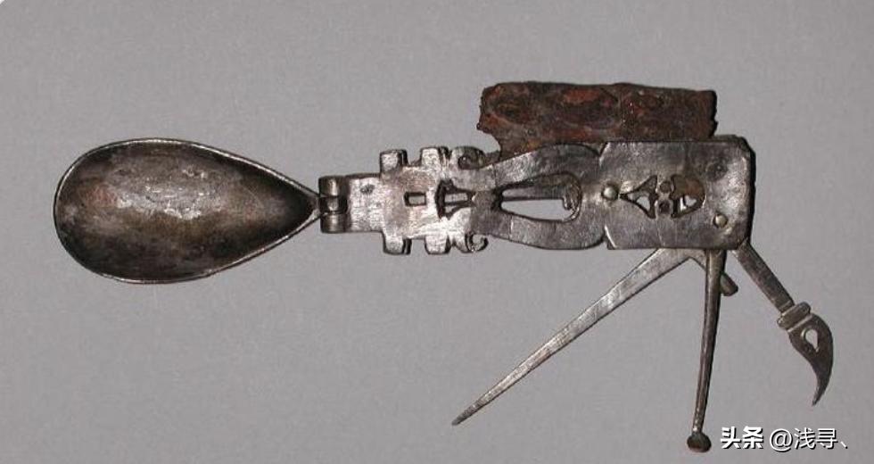 罕见老照片：被迫脱光衣服的女人站在男人堆里，女子门口笑脸迎客