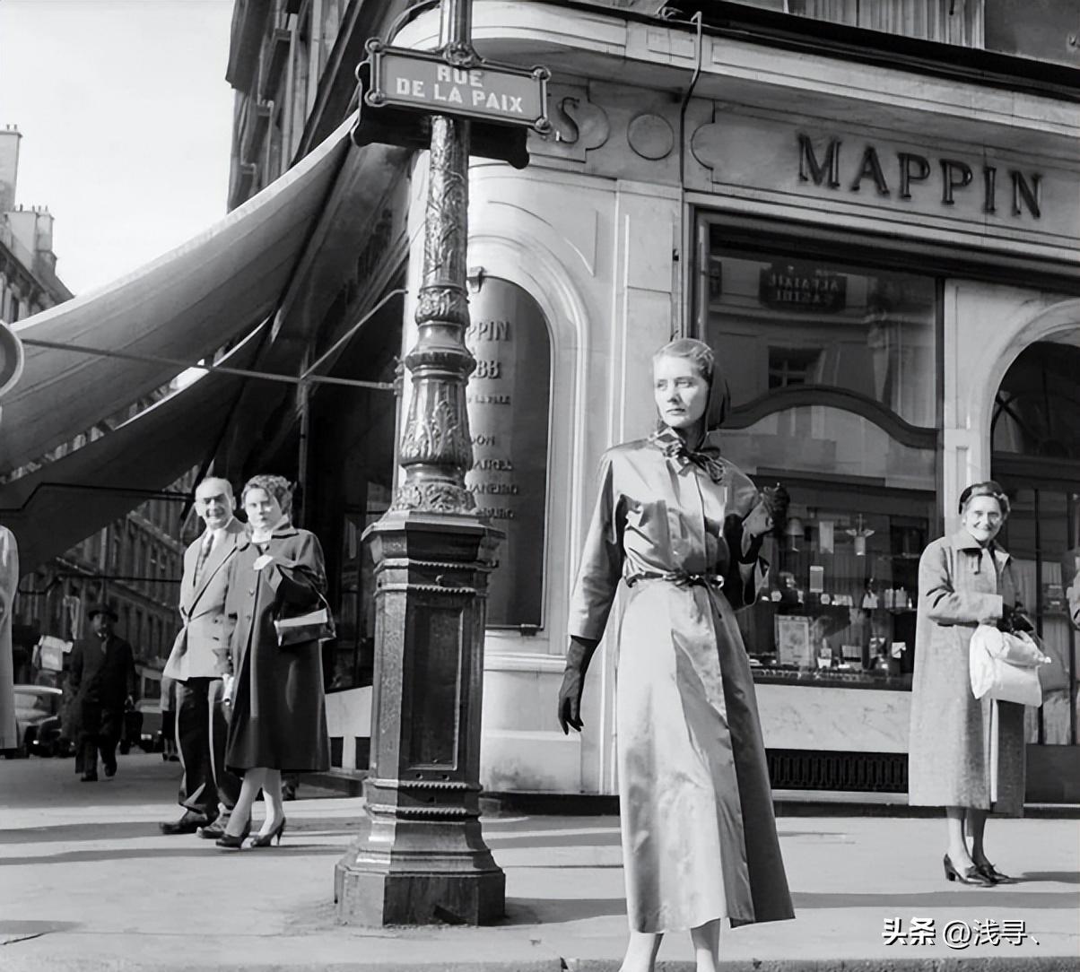 罕见老照片：被迫脱光衣服的女人站在男人堆里，女子门口笑脸迎客